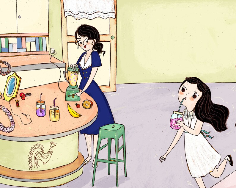 Op de afbeelding: Een cartoon illustratie van een vrouw die een smoothie maakt, met een meisje dat er een drinkt. De keuken heeft een aanrecht met fruit en smoothiepotten. Er staat een groene kruk.