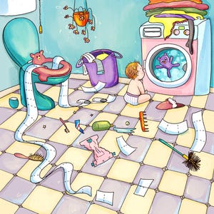 Op de afbeelding: Een grillige illustratie van een rommelige badkamer. Een baby zit op de grond en kijkt naar een wasmachine met een paarse teddybeer erin. Toiletpapier ligt verspreid over de geblokte vloer, samen met andere items.
