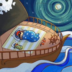 Op de afbeelding: Illustratie van een piratenschip 's nachts met een slapend kind in een blauwe deken op het dek. Het schip heeft een vlag met een doodshoofd, een stuurwiel en is omgeven door water. Een kleiner kind slaapt ook op een kussen.