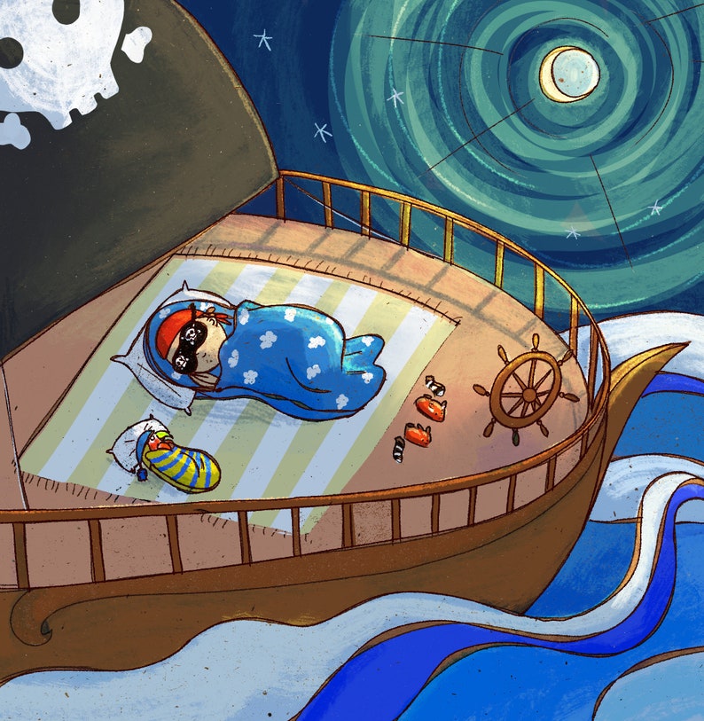 Op de afbeelding: Illustratie van een piratenschip 's nachts met een slapend kind in een blauwe deken op het dek. Het schip heeft een vlag met een doodshoofd, een stuurwiel en is omgeven door water. Een kleiner kind slaapt ook op een kussen.