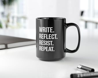Escribe. Reflexiona. Resiste. Repite. — Taza con declaración literaria