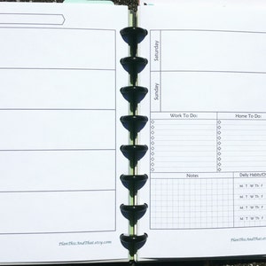Peut inclure: Un planificateur hebdomadaire imprimable avec des sections pour du lundi au dimanche, travail à faire, tâches ménagères, notes et habitudes ou corvées quotidiennes. Le planificateur a une grille pour les notes et un format de liste pour les autres sections.