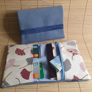 Portafoglio grande in velluto a coste floreale con portapassaporto, portamonete con cerniera, porta carte, chiusura elastica, tono blu ginkgo