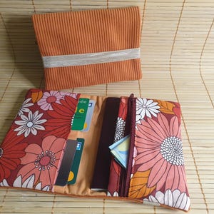 Portafoglio grande in velluto a coste floreale con portapassaporto color arancione, cerniera, porta carte in tessuto, chiusura elastica