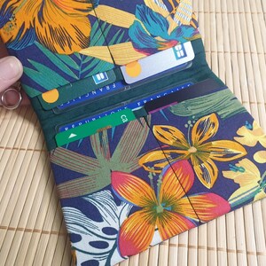 Portafoglio verde con più tasche, cerniera, porta carte in tessuto, chiusura elastica