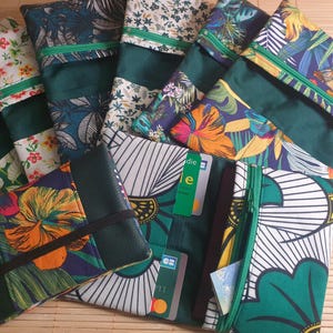 Cartera porta pasaporte grande en tonos florales verdes, monedero multibolsillos encerado con cremallera, tarjetero de tela con cierre elástico
