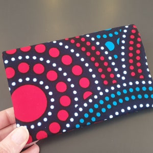 Portafoglio grande in cera con coccarde blu e rosse, cerniera multitasche, portamonete, portacarte in tessuto, bottone magnetico