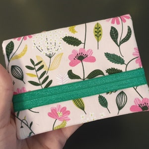 Portacarte multitasche con fiori verde rosa, chiusura ad elastico, portacarte in tessuto.
