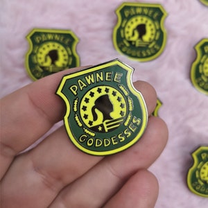 Parks and Recreation "PAWNEE GODDESSES" Pin's - Pin en émail - Epingle - Idée Cadeau