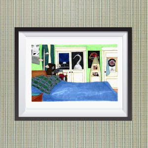 Puede incluir: Pintura a la acuarela de una escena de dormitorio con una cama azul, una manta a cuadros verdes y una mesita de noche. Las paredes son verdes con carteles y una puerta. La obra de arte está enmarcada en un marco negro.