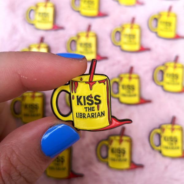 Pin's en émail Kiss the Librarian - Epingle Buffy - Pin's Spike - Cadeau pour un ami - Cadeau