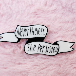 Broche « NEVERTHELESS SHE PERSISTED »  - Cadeau