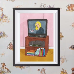 Peut inclure: Impression d'art encadrée représentant une télévision rétro sur un meuble en bois. L'écran de télévision montre une femme blonde. Un magnétoscope et des livres sont en dessous. Les livres incluent les titres "Titanic" et "Fight Club".