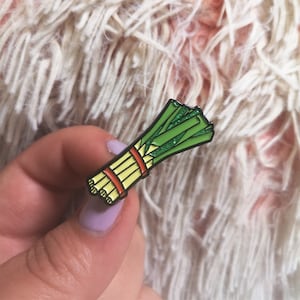 Pin&#39;s en émail POIREAUX - Epingle scintillante Poireaux - Pin&#39;s Légumes - Cadeaul