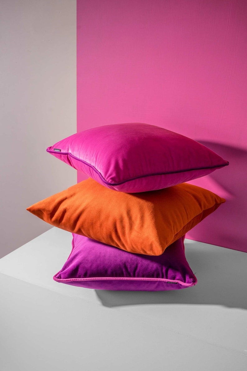 3er Set moderne fuchsia und orange Samtkissen Bild 1