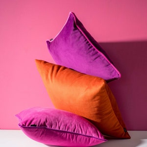 3er Set moderne fuchsia und orange Samtkissen Bild 2