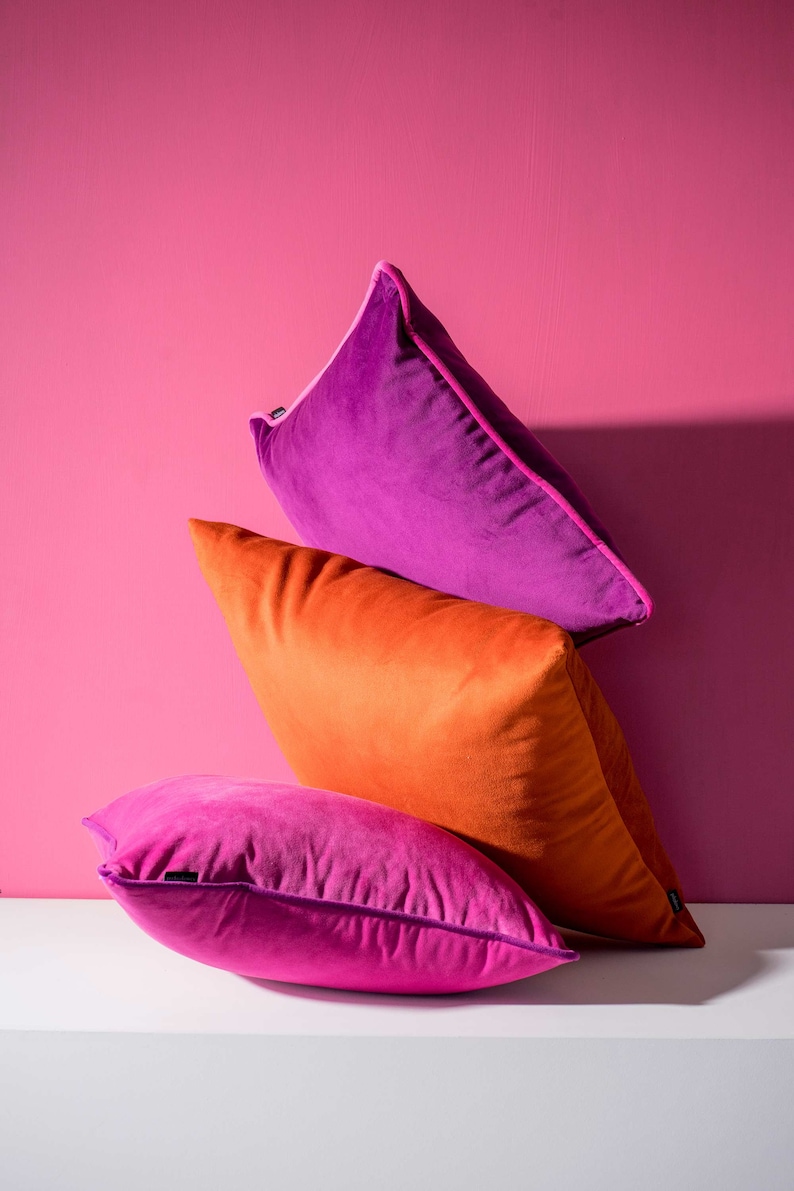 3er Set moderne fuchsia und orange Samtkissen Bild 2