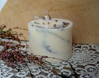 Bougie sapin. Bougie de cire de colza. Bougie parfumée de sapin à l’aiguille. Pilier rond. Bougie à la main. Bougie est végétalien. Bougie bio. Motifs floraux candle.