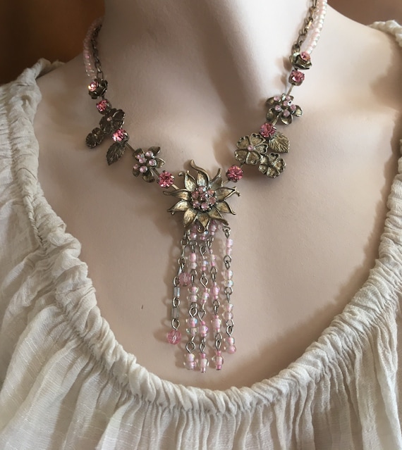 Lovely floral necklace, silver metal, crystals and