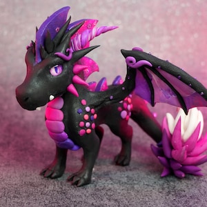 Scultura di drago in argilla / Scultura di drago in argilla polimerica / Scultura di drago nero e rosa / Scultura OOAK /