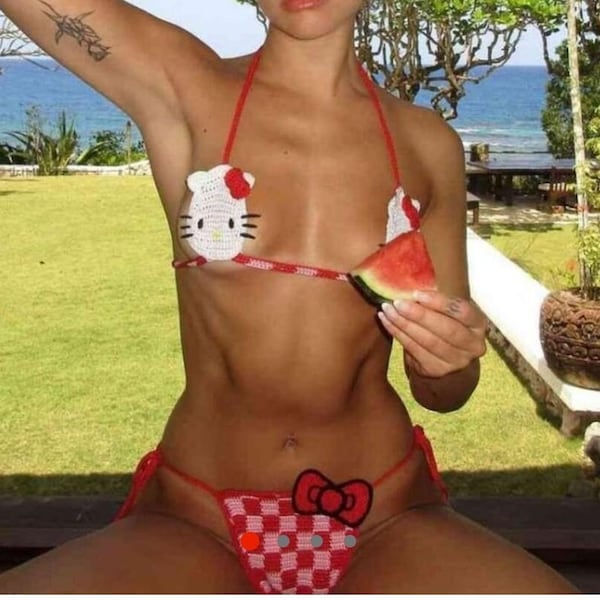 Hello Kitty Crochet Badeanzug gesetzt. Gesehen bei Dua Lipa. Modische Crochet Bikini-Oberteil und Unterteil.