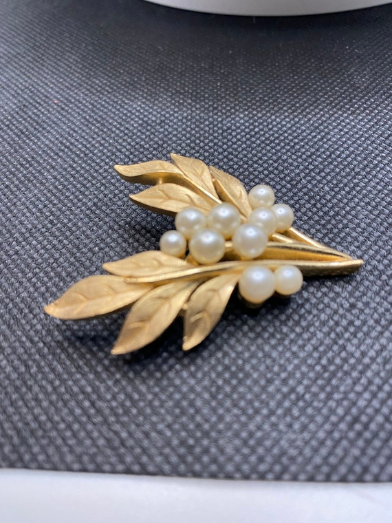 Vintage Crown Trifari Gold Tone with Faux Pearl C… - image 3