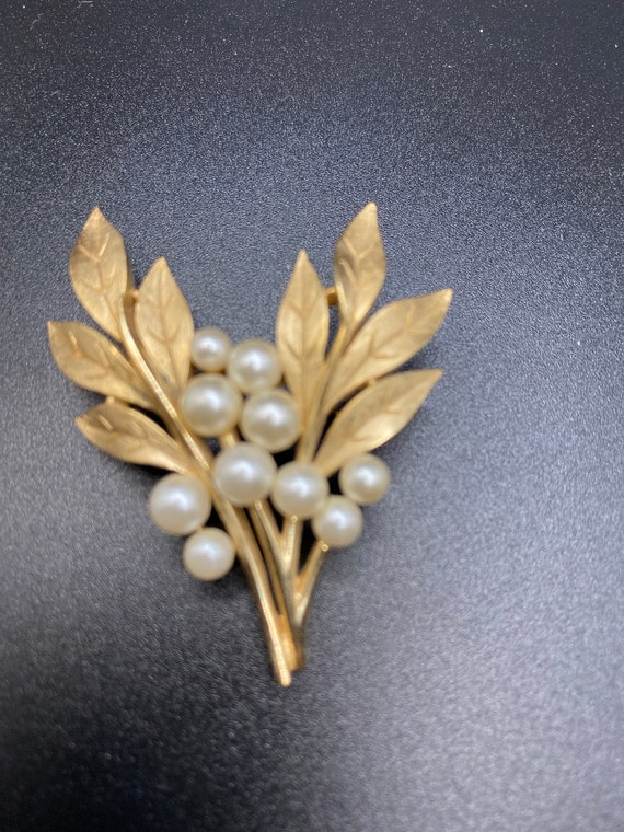 Vintage Crown Trifari Gold Tone with Faux Pearl C… - image 7