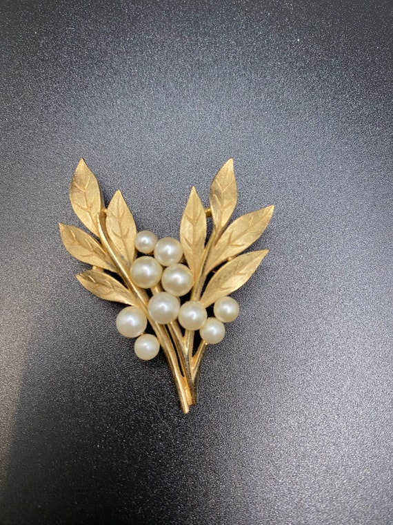 Vintage Crown Trifari Gold Tone with Faux Pearl C… - image 6