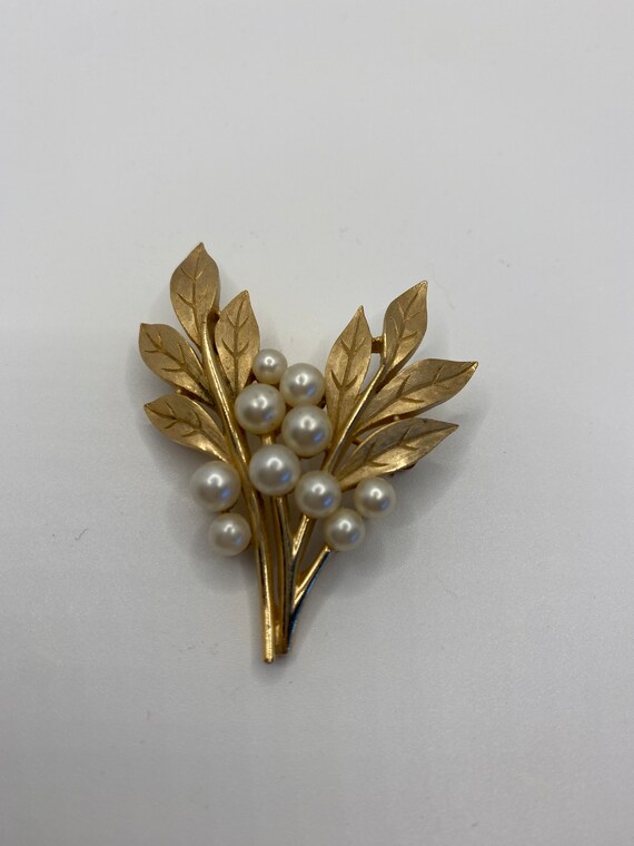 Vintage Crown Trifari Gold Tone with Faux Pearl C… - image 1