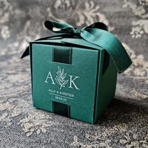 Boîtes de faveur de mariage pour les invités. Papier cartonné de couleur verte. Bonbonnières avec ruban. Impression de conception entièrement personnalisée. Conception personnalisée. Faveurs
