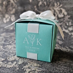 Boîtes cadeaux de mariage pour invités Papier cartonné de couleur turquoise. Bonbonnières avec ruban. Impression entièrement personnalisée Design personnalisé. Faveurs