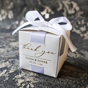 Boîtes de cadeaux de mariage pour les invités, boîtes de bonbons en papier cartonné blanc avec ruban. Feuille dorée ou argentée imprimée. Conception personnalisée. Faveurs