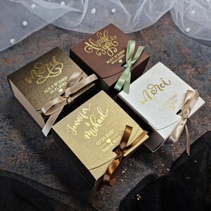 Boîtes de faveur de mariage. Bonbonnière de mariage. Boîtes de bonbons. Design personnalisé, différentes couleurs, noeud en ruban de satin. Coffrets cadeaux d'anniversaire, d'événement, de fête.