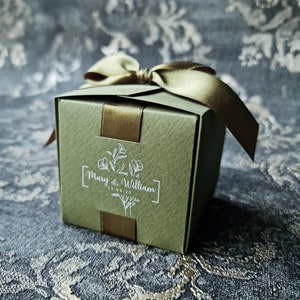 Boîtes de faveur de mariage pour les invités. Papier cartonné vert wasabi. Bonbonnières avec ruban. Impression de conception entièrement personnalisée. Conception personnalisée. Faveurs