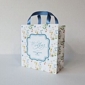 Sacchetti di benvenuto per matrimonio stampati con fiori selvatici. Design provinciale personalizzato. Sacchetti ecologici. Sacchetti per hotel per gli ospiti. Sacchetti di carta. Sacchetti per bomboniere. Bomboniere