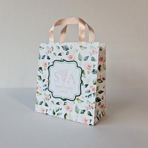 Sacchetti di benvenuto per matrimonio in carta bianca con rose rosa e foglie verdi. Design personalizzato. Sacchetti per hotel per gli ospiti. Sacchetti di carta. Sacchetti per bomboniere. Bomboniere.