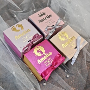 Boîtes cadeaux. Bonbonnière de mariage. Boîtes de bonbons. Design personnalisé en différentes couleurs, nœud en ruban de satin. Anniversaire, événement, baby shower