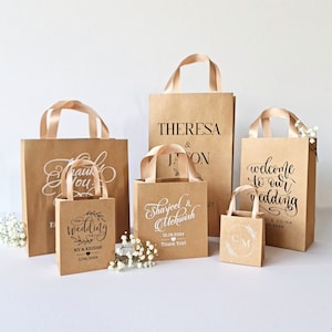 Sacchetti di benvenuto per matrimonio in carta kraft riciclata con manici in raso. Sacchetti regalo ecologici. Sacchetti per hotel per gli ospiti. Sacchetti di carta. Sacchetti per bomboniere