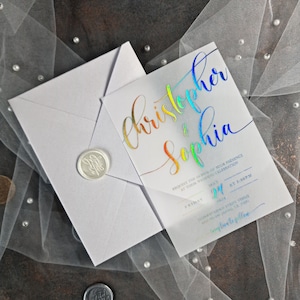 Hochzeitseinladungen aus silbernem Pergamentpapier gedruckt mit Umschlag und Wachssiegel. Volles individuelles Design. Kalligrafie. silber irisierender Folie