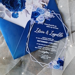 Acryl trouwkaarten met witte en lichtblauwe bloemen. Save the date, Quinceanera, Sweet Sixteen of verjaardagsuitnodiging. Transparant