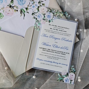 Hochzeitseinladungskarten aus Acryl mit weißen und hellblauen Blumen. Save the date, Quinceanera, sweet sixteen oder Geburtstagseinladung.