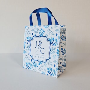 Buste di benvenuto per matrimoni stampate su carta bianca con foglie blu. Buste ecologiche personalizzate. Buste per hotel per gli ospiti. Buste di carta. Buste per bomboniere. Bomboniere.