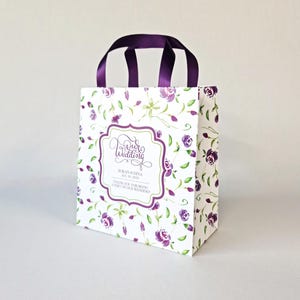 Borse di benvenuto per matrimonio con rose viola stampate su carta bianca. Design completamente personalizzato. Borse ecologiche. Borse per hotel per gli ospiti. Borse di carta. Bomboniere