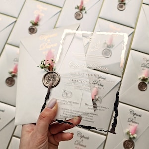 Inviti di nozze in acrilico con stampa in lamina oro rosa. Lamina oro con bordo spezzato Fiori secchi e sigillo in ceralacca. Inviti per Quinceanera o per i 16 anni