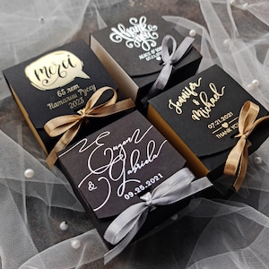 Doosjes trouwbedankjes, zwart papier, goud- of zilverfolieprint. Bonbonnière. Snoepdoosjes. Ontwerp op maat. Geschenkdozen voor verjaardag, evenement en feest.