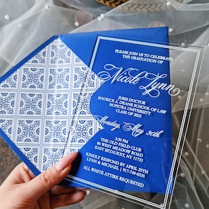 Convite de casamento em acrílico com envelope azul royal. Totalmente personalizável. Caligrafia, design elegante e moderno. Cartão transparente de 2 mm de espessura.