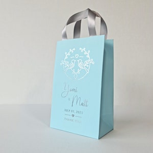 Sacchetti di benvenuto per matrimonio azzurri, completamente personalizzabili. Manici in raso. Sacchetti regalo. Sacchetti per hotel per gli ospiti. Sacchetti di carta. Sacchetti per bomboniere.