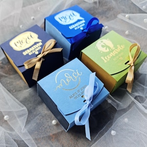Boîtes de faveur de mariage. Bonbonnière de baby shower. Boîtes de bonbons. Design personnalisé, différentes couleurs, ruban de satin. Coffrets cadeaux d'anniversaire, d'événement, de fête.