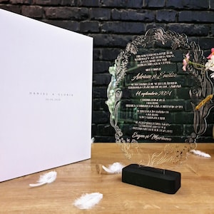 Convite de casamento de acrílico de luxo para convidados especiais em caixa de papel cartão como um troféu com impressão em folha de ouro rosa. Totalmente personalizável.