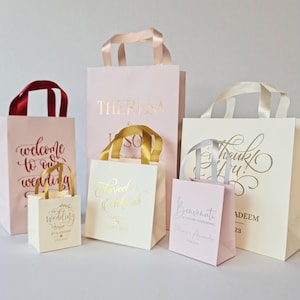 Borse di benvenuto per matrimonio in colore beige o rosa con personalizzazione completa, manici in raso. Borse regalo. Borse per hotel per gli ospiti. Borse di carta.